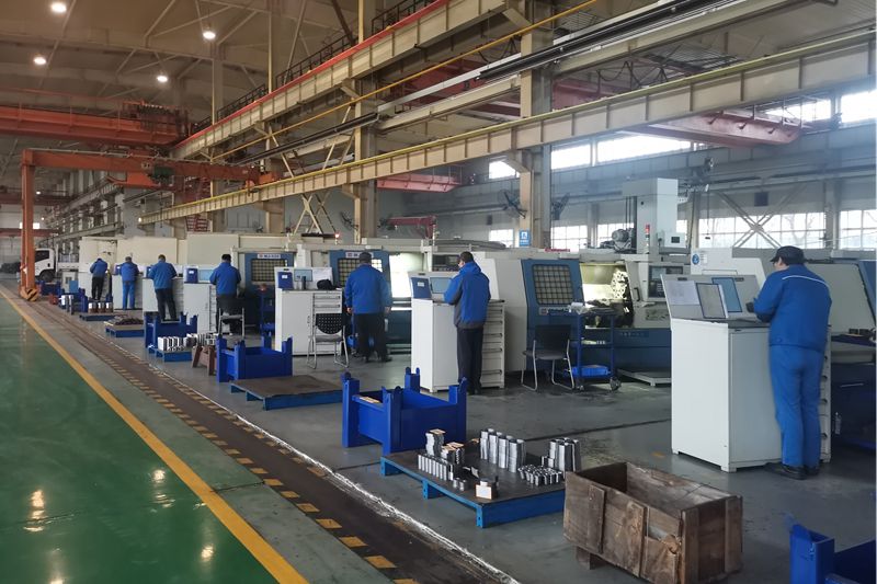 3、機加工車間數(shù)控車床班組全體員工早早進入工作狀態(tài).jpg