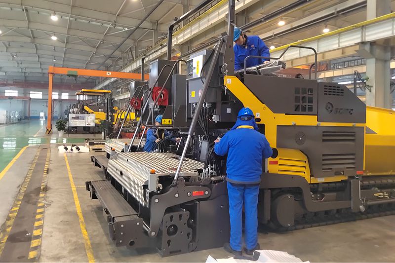 1、工人們抓緊時間總裝即將出口的瀝青混凝土攤鋪機.jpg